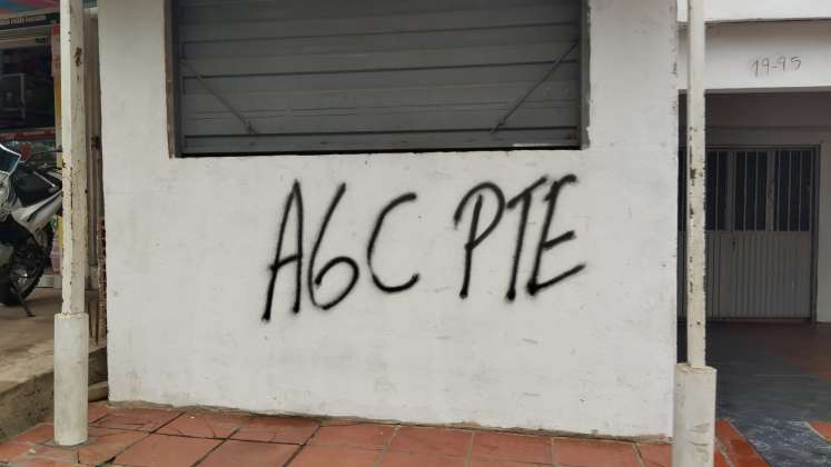 Grafitis de las AGC en Simón Bolívar