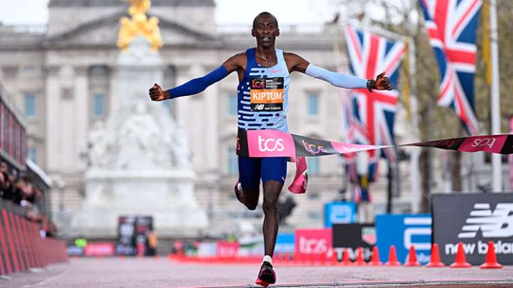 Kelvin Kiptum, atleta que marcó récord en maratón. 