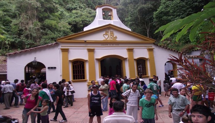 El lugar de mayor peregrinación es el santuario del agua de la virgen donde se venera la imagen de la patrona de los ocañeros.