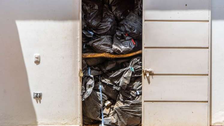 Bolsas con estructuras óseas fueron encontradas apiladas en bodegas artesanales dentro del cementerio/Foto cortesía