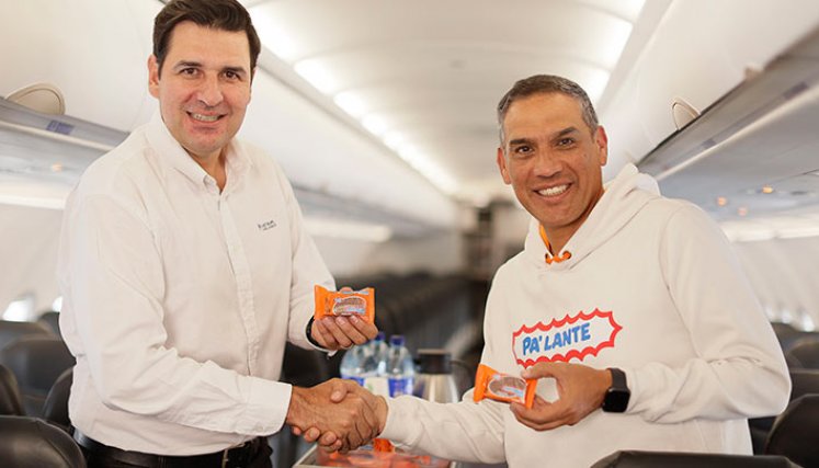 El director ejecutivo de LATAM Airlines Colombia, Santiago Álvarez, y el presidente de Productos Ramo, Bernardo Serna Gámez. / Foto: Cortesía