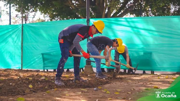 Trabajos de recuperación de las zonas verdes se adelantan en el parque principal de Ocaña./ Foto: Cortesía