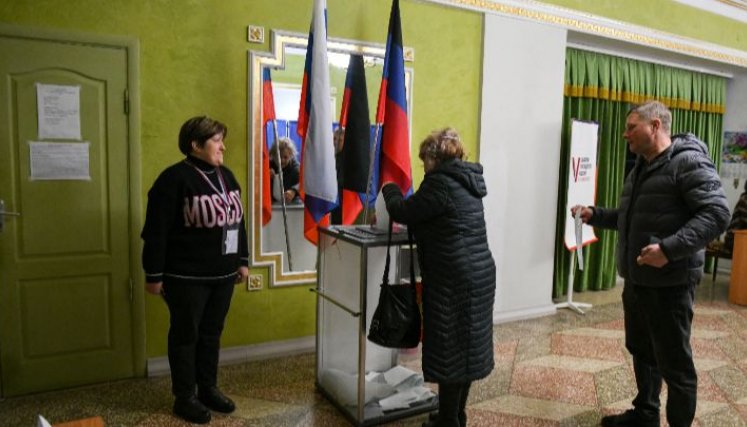 Ciudadanos rusos votan para las elecciones presidenciales