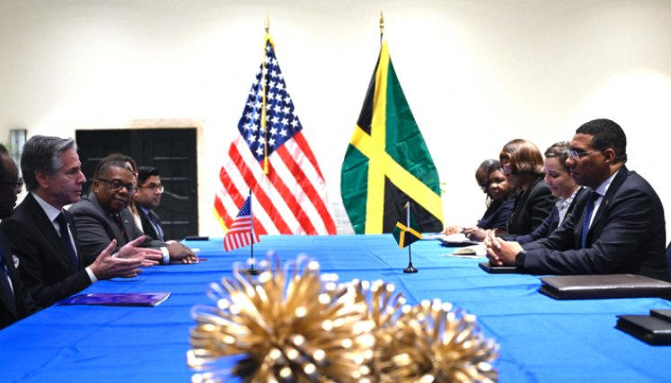 El secretario de Estado de Estados Unidos; Antony Blinken, se reunió con el primer ministro de Jamaica; Andrew Holness, antes de la reunión de emergencia./ Foto: AFP