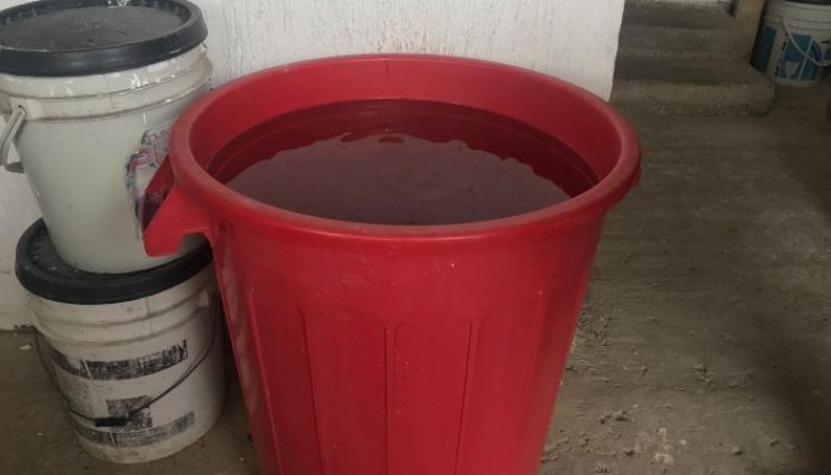 Los vecinos almacenan el agua en potes grandes para administrarla durante varios días. /Foto: Nicolás Mojica. 