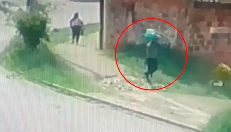 Este video mostraría al padrastro llevando el cuerpo del niño