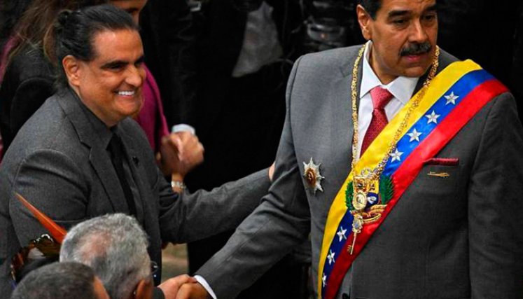 Álex Saab y Nicolás Maduro en medio de la posesión del nuevo cargo del colombo-venezolano en el gobierno. Foto: AFP