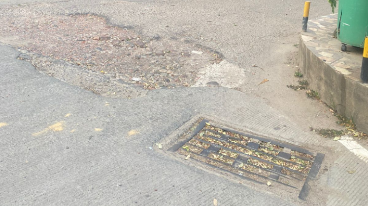 Los malos olores emanan de los alcantarillados de aguas lluvia.