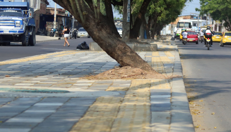 Mala ubicación en guías podotáctiles en la Avenida Las Américas