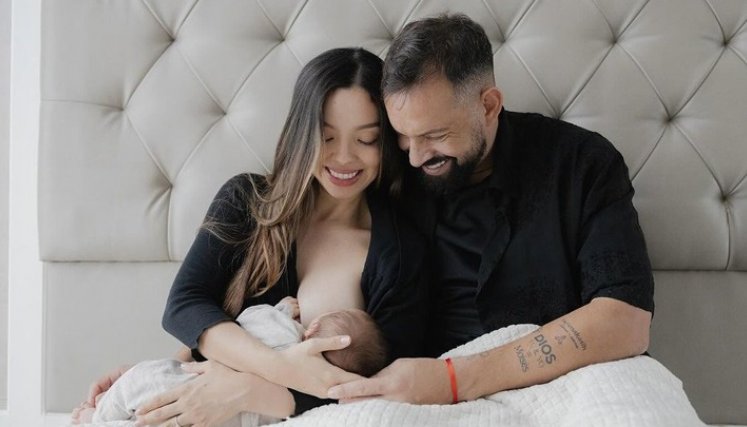 apareció futbolista feliz con su nuevo bebé