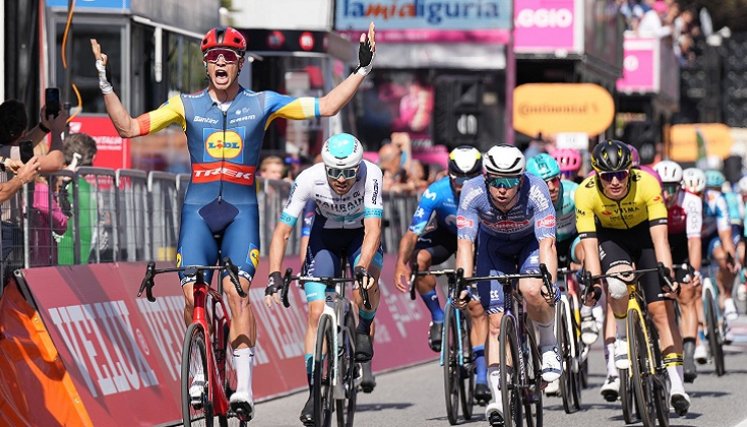 Jonathan Milan (Trek) en un magistral final se llevó la etapa.