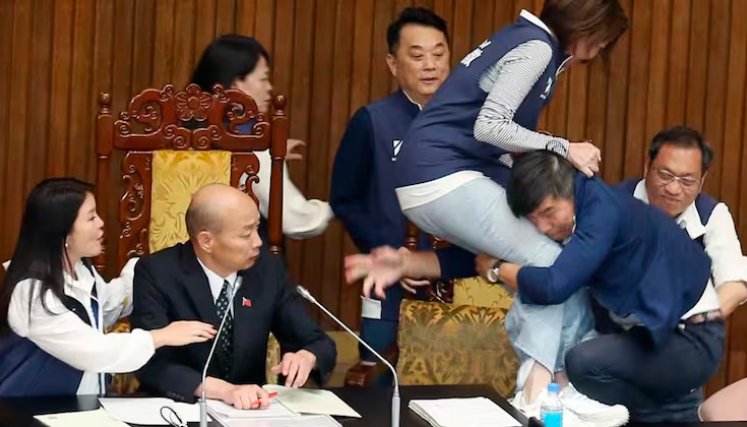Batalla campal en Parlamento de Taiwán