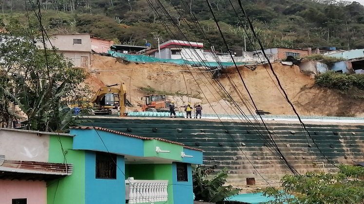 Los damnificados esperan las soluciones habitacionales y la culminación del muro./ Foto: Cortesía