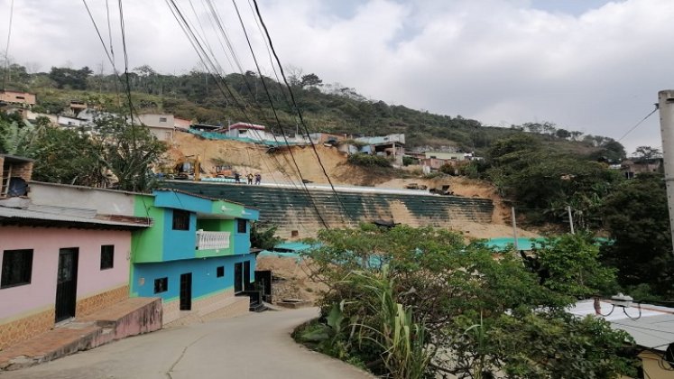 Los damnificados esperan las soluciones habitacionales y la culminación del muro./ Foto: Cortesía