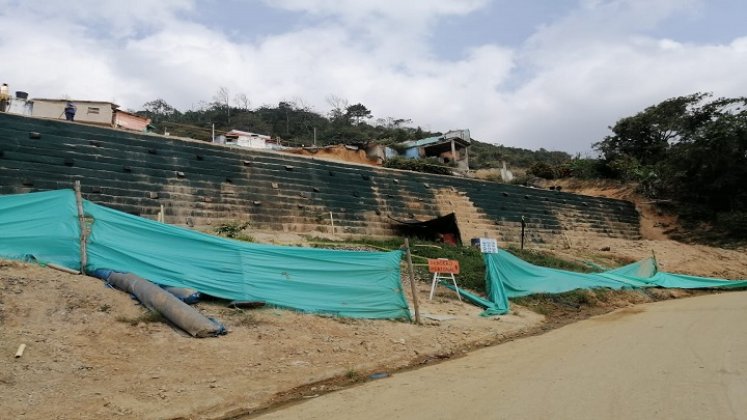 Los damnificados esperan las soluciones habitacionales y la culminación del muro./ Foto: Cortesía