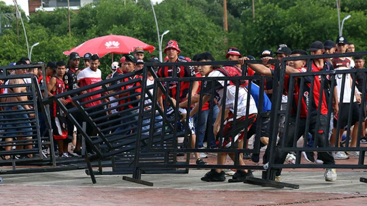 Desmanes hinchas del Cúcuta Deportivo. 