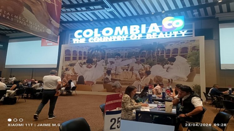 Campesinos de la zona del Catatumbo estrechan lazos de comercialización de los productos que llevaron a la macrorrueda de negocios./ Foto: CORTESÍA