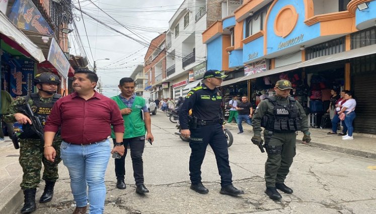 Las autoridades se toman la plaza de mercado de Ocaña para brindar protección./ Foto: Cortesía