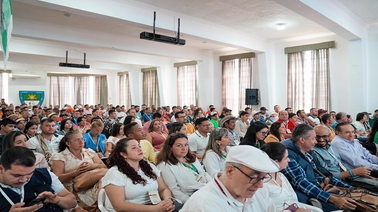 En el aula máxima del colegio José Eusebio Caro se desarrollaron las mesas de trabajo con más de 300 líderes sociales. / Fotos cortesía para La Opinión
