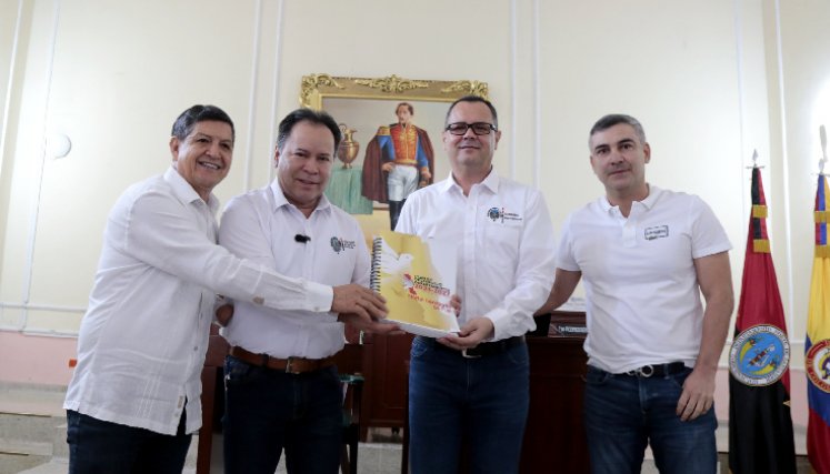 El gobernador William Villamizar también entregó el plan de desarrollo a la Asamblea. Su carta de navegación se llama ‘Norte, Territorio de Paz’. / Foto cortesía