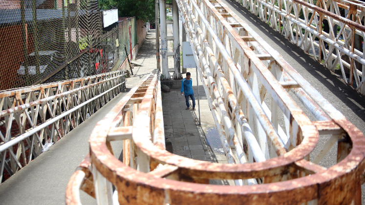 El puente peatonal de Sevilla se encuentra completamente oxidado/Foto: La Opinión