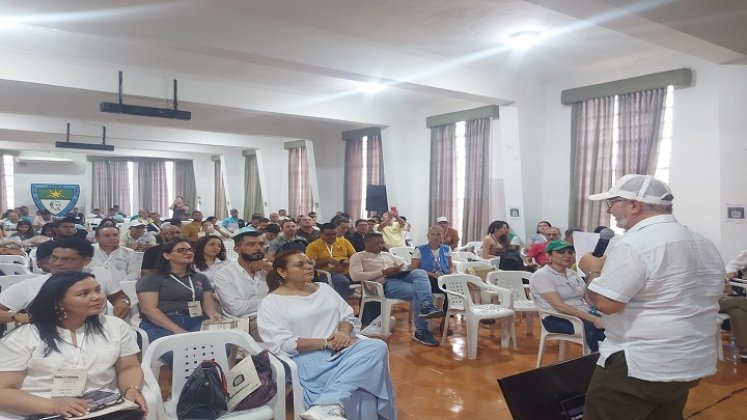 En el aula máxima del colegio José Eusebio Caro se desarrollaron las mesas de trabajo con más de 300 líderes sociales. / Fotos cortesía para La Opinión