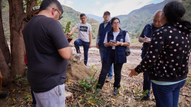 Funcionarios de la Defensoría dialogan con habitantes de El Tarrita/Foto cortesía