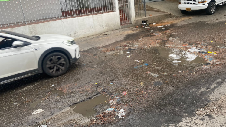 Las aguas residuales en Camilo Torres se han empozado en los huecos de la malla vial.