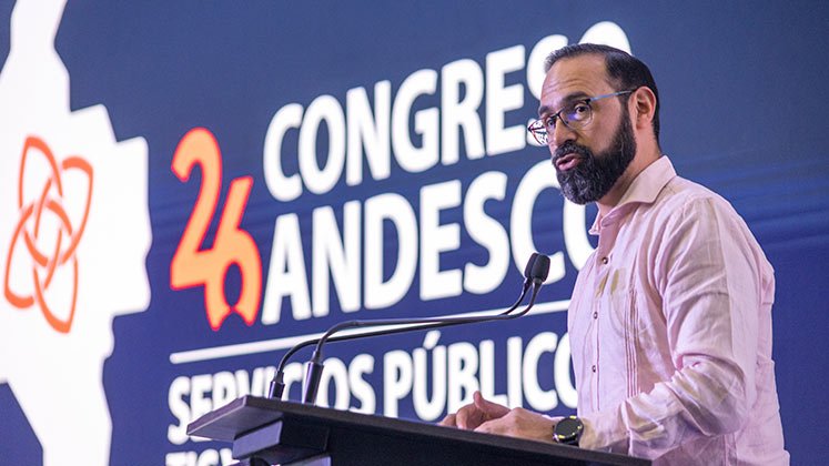 El ministro Andrés Camacho reafirmó su compromiso de seguir trabajando por un sector energético más justo. / Foto: Cortesía