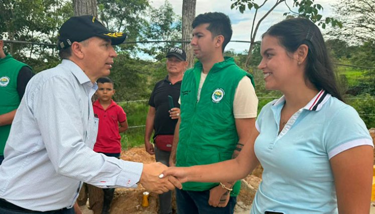 El ministro de Transporte, William Camargo, aprovechó su visita a San Cayetano para dialogar con la comunidad de ese municipio. Foto Cortesía