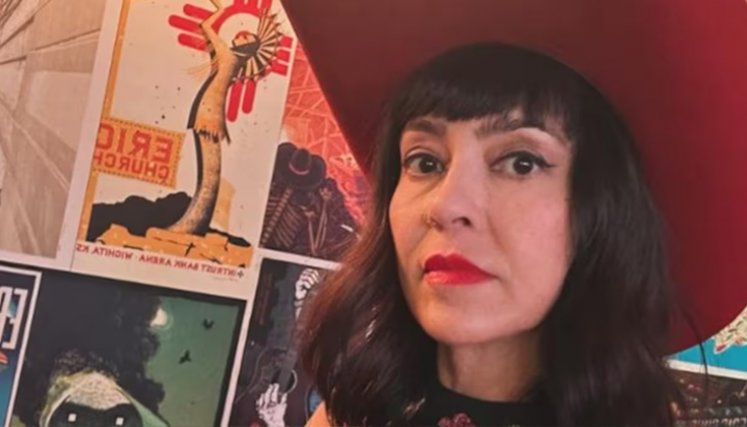 mujer reportó estar enferma y su jefe fue a verificar