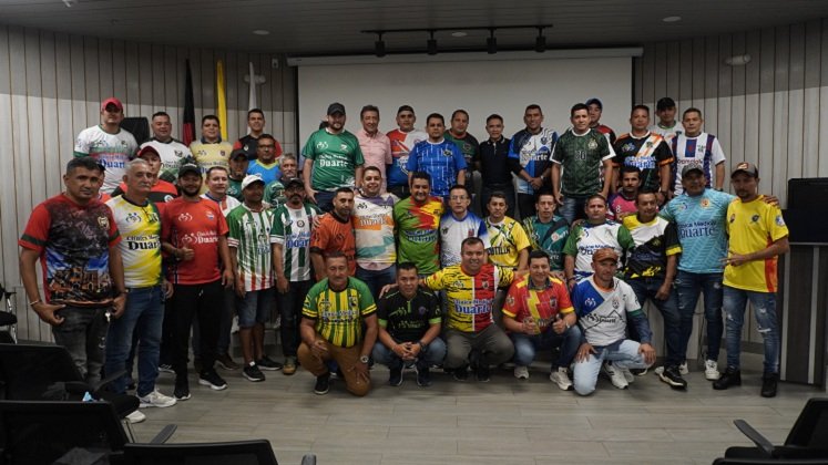 Los representantes de los diferentes municipios lucieron las camisetas de sus equipos.