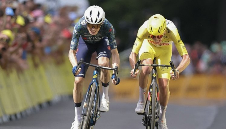 Jonas Vingegaard (izquierda) y Tadej Pogacar libraron un espectacular duelo.