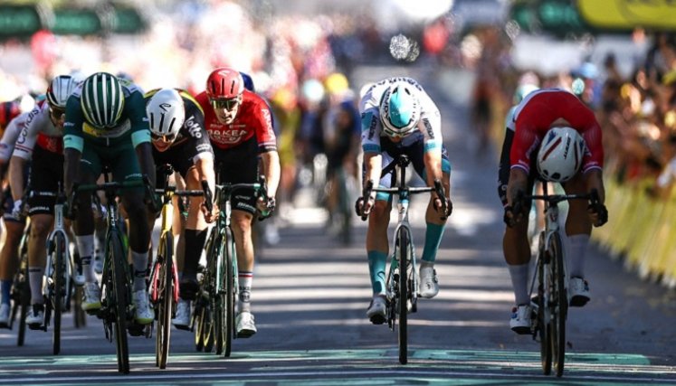 El neerlandés Dylan Groenewegen (primero a la derecha) fue el más veloz en la sexta etapa.