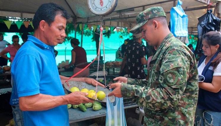 Ejército Nacional en el mercado campesino