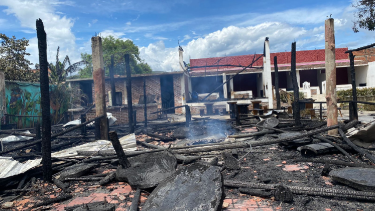 Cenizas y escombros es lo único que quedó después del incendio.