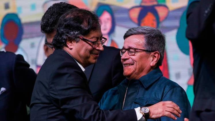 Gustavo Petro y "Pablo Beltrán" 