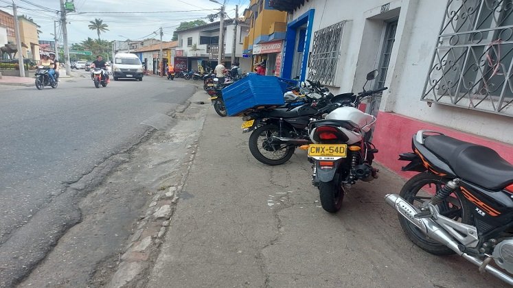 Los ocañeros piden que se respete el espacio de cada andén, pues arriesgan sus vidas transitando por las avenidas principales./ Foto: Javier Sarabia / La Opinión