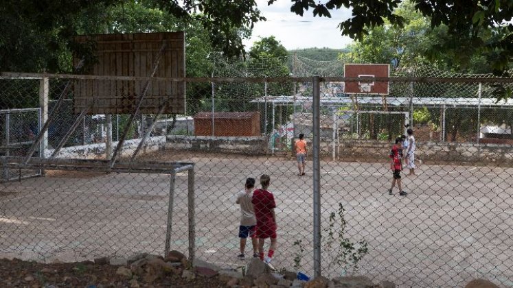 Los escenarios deportivos del barrio se encuentran en mal estado y están en trámites para que sean entregados a la comunidad. 