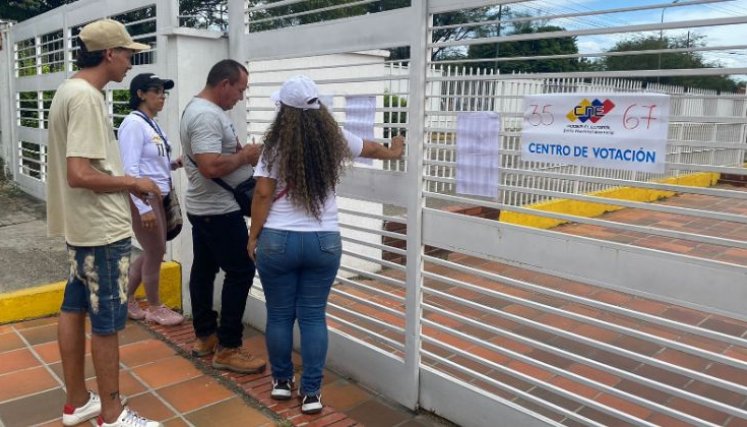 En el Consulado de Venezuela en Cúcuta, los venezolanos madrugaron a votar. En la entrada del punto, se encontraba el listado de quienes estaban habilitados con su número de cédula.  