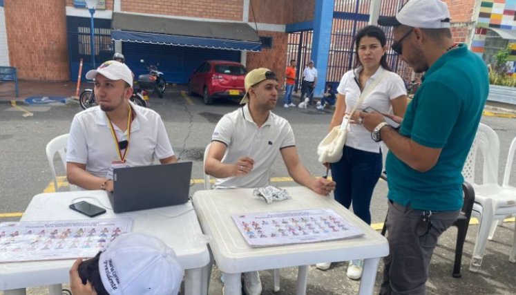 Los venezolanos contaron con un punto de información de la organización ‘Comando con Venezuela’. A través de una base de datos pública se les informaba sí podían votar en el Consulado o no. 