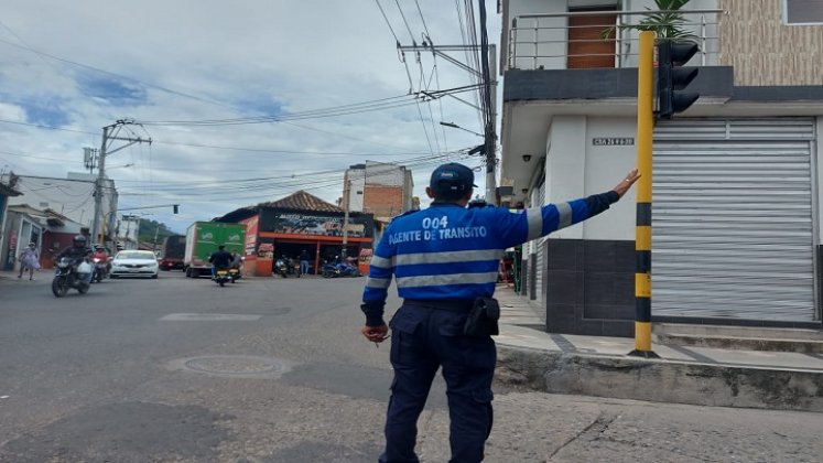 Conductores piden que se intervengan cuanto antes, para evitar accidentes y que sancionen a quienes violan las normas de tránsito./ Foto: Javier Sarabia / La Opinión