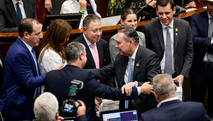 Votación y elección nueva mesa legislativa 