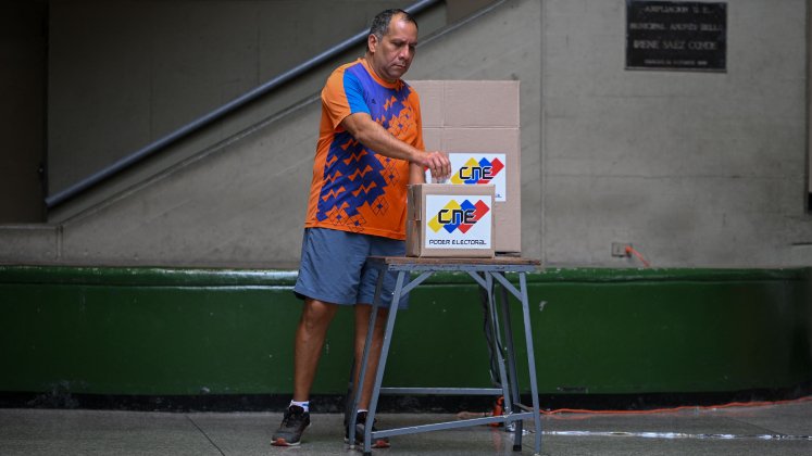 Los testigos electorales deben contar con su acreditación para entrar en las mesas de votación. / Foto AFP