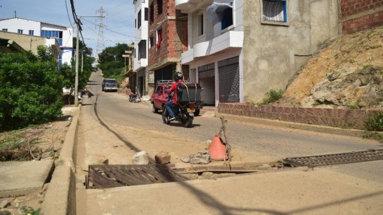 La única calle que tiene el barrio se está empezando a deteriorar.