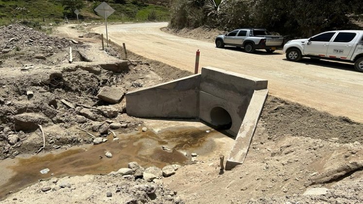 Se adelanta la pavimentación de los accesos a los puentes metálicos provisionales en el sector El Tarrita./ Foto cortesía: La Opinión.