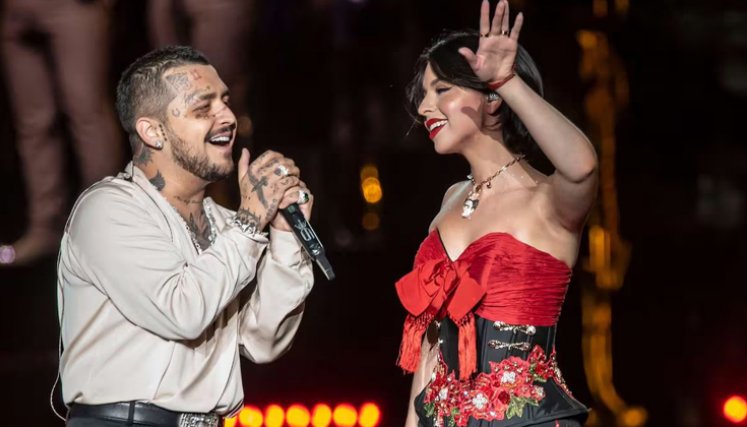 En un video que se hizo viral en redes sociales, aparece Ángela con un vestido ajustado que deja ver su vientre abultado.