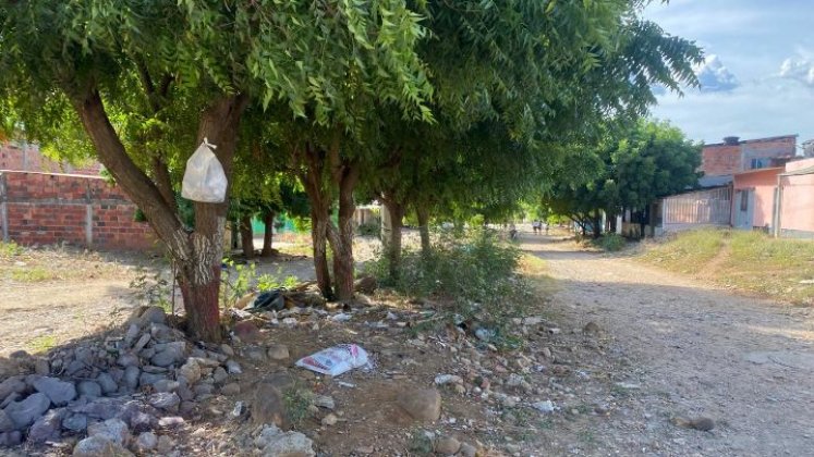 Las vías que conectan al barrio necesitan de una pavimentación urgente.