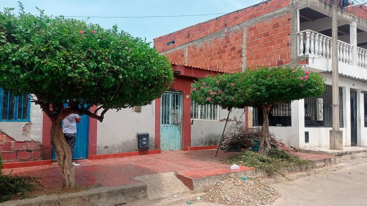 Al notar que uno de los sujetos desfundó un arma de fuego, la víctima salió corriendo hacia el interior de su casa.