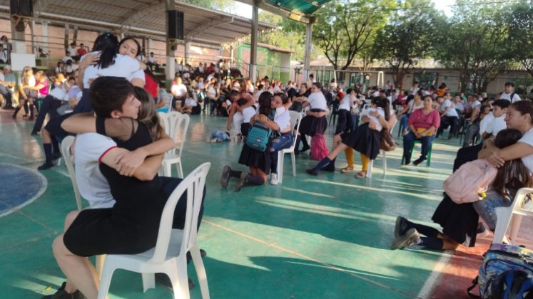 Padres e  hijos comparten un momento de escucha y perdón para así buscar la reconciliación familiar./ Foto Cortesía